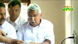 Oommen Chandy @ home on Counting day