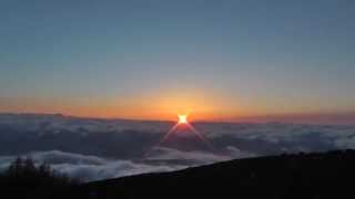 富士山の御来光。雲海から昇る太陽。空気が澄んだ冬登山。