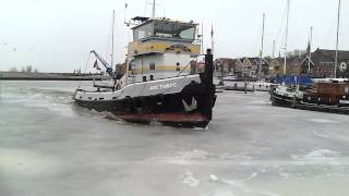 ijsbreken in de haven van Urk