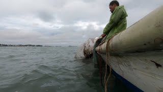 阿雄出海收地笼，自家地笼不慎与别人家搅在一起，一拉拉俩直呼要老命