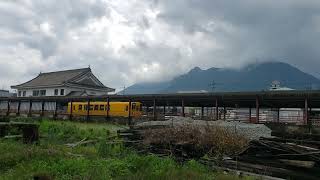 島原駅を出発する１両編成の島鉄列車🚃眉山にかかる霧も幻想的でした🗻