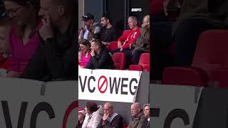 Steunbetuiging vanuit de Ajax-supporters voor aanwezige Alex Kroes