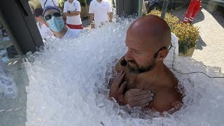 رکورد جهانی؛ دو ساعت و نیم برهنه در میان یخ‌