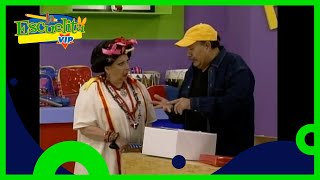 El niño Polo Polo lleva un pastel de 4 leches a la maestra | La Escuelita VIP | Distrito Comedia