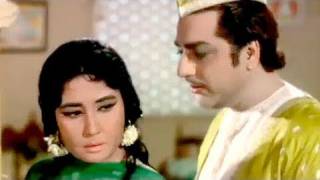 Love scene of Meena Kumari and Pradeep kumar - Bahu Begum