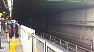 なんとなく電車：JR目黒駅：山手線外回り到着光景（アラレちゃんラッピングトレイン）