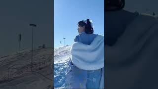 Snowboarding with Hanfu, that's beautiful