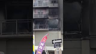 2 children, 1 man dead after apartment building fire in Hamilton