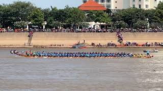 ទូកង #សាលីដេតតេជោសែនជ័យសិរីបន្ទាយដែក (ក្នុង) ប៉ះជាមួយទូកង #ចតុលោកតេជោសែនជ័យបាមីវត្តចតុលោក (ក្រៅ)