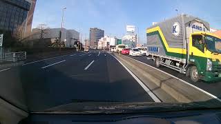 わきから飛び出してくる白い車！ドライブレコーダーは捉えた！交通事故寸前！