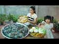 Cute chef Siv chhee help Mom cooking - The kids like seafood mix noodle so much - Cook and Eat