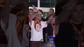 Galatasaray'ın yeni transferi Lucas Torreira ve Mertens'ten ilk üçlü