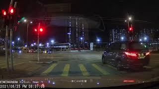 車CAM直擊 - 私家車衝燈 險與輕鐵相撞