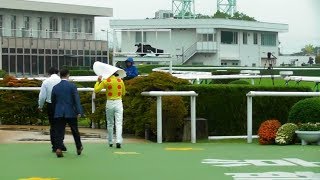 ゼッケンで雨をしのぐ武豊。クレヴァーパッチの口取り式。現地映像、京都競馬場