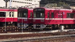 京急線99Sエアポート急行神奈川新町行き1500形1576、1573が停車中！上り京急油壷マリンパーク号ヘッドマーク快特品川方面泉岳寺行き2100形56～49が、金沢八景駅～金沢文庫駅間を走行中！