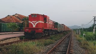 D19E-938 kéo tàu HH9T kép D13E-707 thông qua ga Ninh Hoà ( 17:43 | 27 - 4 - 2023 )