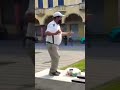 El Vendedor De Dulces Baila Desde La Plaza Libertad En San Salvador.