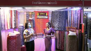 พิธีกร สัมภาษณ์ ร้านผ้าไหมแพรวาผ้าดอกไม้ ในงานมหกรรมผ้าทออีสานสู่สากล 2564