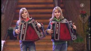 Die Twinnies - Bayernmädels - 2 Girls playing steirische harmonika on rollerskates !