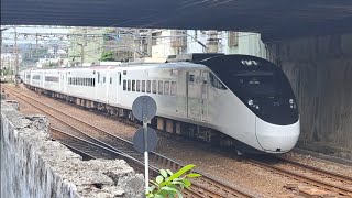 422次樹林發車開往新左營的EMU3000型十二輛編組EMU3013皮蛋豆腐騰雲號紅色帶新城際自強號列車，4019次蘇澳發車經由宜蘭線開往樹林的銀綠色微笑號EMU900型十輛一編組EMU903區間快車