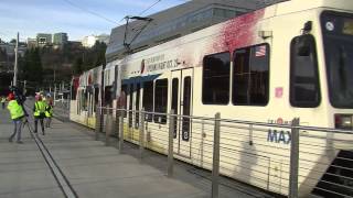 TriMet sends first electrified MAX train over Tilikum Crossing bridge