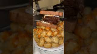 Homemade burger and tater tot’s 1p👌2p👌3p👌7$ 6/10