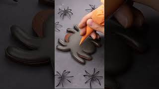 Halloween Spider Cookie Icing | Spooky Hand-Iced Biscuits | Biscuiteers Baking Company #icing