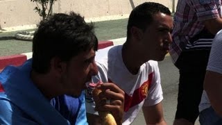 Des centaines d'Algériens mangent en public en plein ramadan