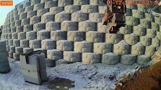 온양 010-3777-5832  식생블럭5일Building blocks in the cold winter. Excavator