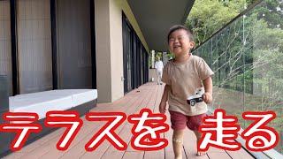 じぃじの双眼鏡を豪快に投げながら走る2歳男児