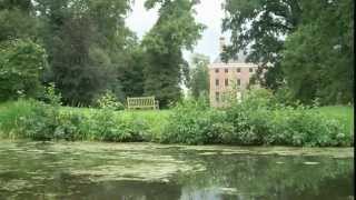 Kanovaren in de grachten van kasteel Amerongen