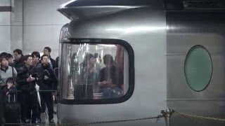 上野駅13番線ホームで最終運転の出発を待つ豪華寝台特急カシオペアの最後尾展望室の側面