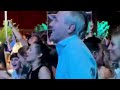 azcón se marca un baile en el vive latino al ritmo de taburete