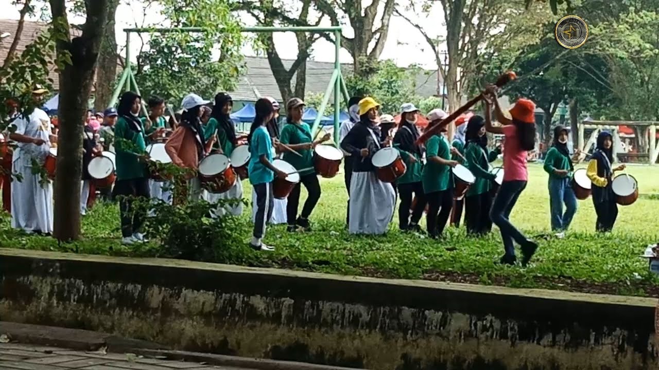 SEMANGAT BERLATIH MARCHING BAND SISWA #POTROBANGSAN - YouTube