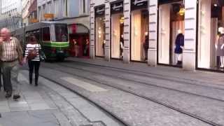 Vorbeifahrt einer Straßenbahn in der Grazer Innenstadt