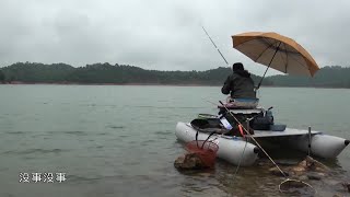 孤身雨中作钓，坚持守候有收获