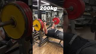 200kg de supino para aquecer!