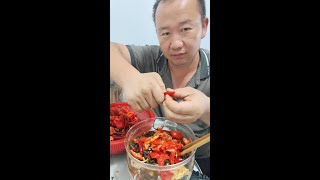 今天的午餐，简简单单的辣椒配面，这样吃辣椒才叫过瘾#无辣不欢#辣椒王