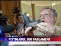 membru cna cu pistolul pe masa in timpul unei sedinte la senat 22 iunie 2011