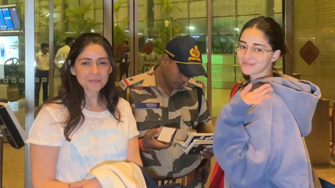 Ananya Panday With Mom Bhavna Spotted At Mumbai Airport - YouTube