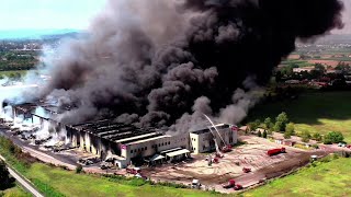 Faenza, vasto incendio in un deposito: il magazzino distrutto visto dal drone