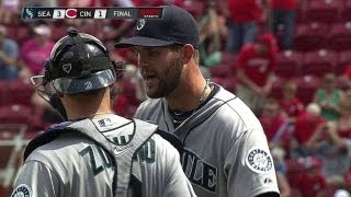 SEA@CIN: Wilhelmsen induces fly ball for final out