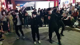 20220424 hongdae busking 홍대버스킹 잘노는 관객! 잘노는 댄스팀 (H.A.F) 궁합이 대박!! 05 - Dynamite _ BTS (방탄소년단)