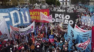 Manifestação por empregos e contra a pobreza reúne milhares na Argentina | AFP