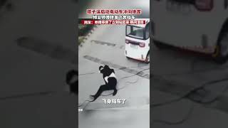 孩子误启动电动车冲向地库 物业师傅转身飞奔挡车 #梦想的移动城堡 #真實事件 #奇聞趣事 #新聞 #shorts