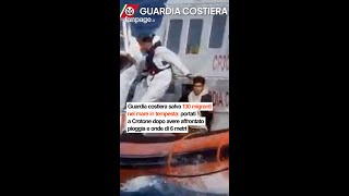 Guardia costiera salva 130 migranti nel mare in tempesta: portati a Crotone