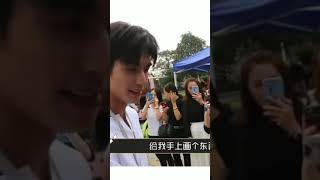 Song Weilong with fans //the way he treat his fan is so cute🥺💚