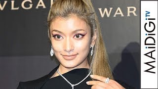 ローラ、胸元スリットのアシメドレスで美脚＆美肌見せ　跳ね上げ赤ラインでクールな魅力　「BVLGARI AVRORA AWARDS 2019」