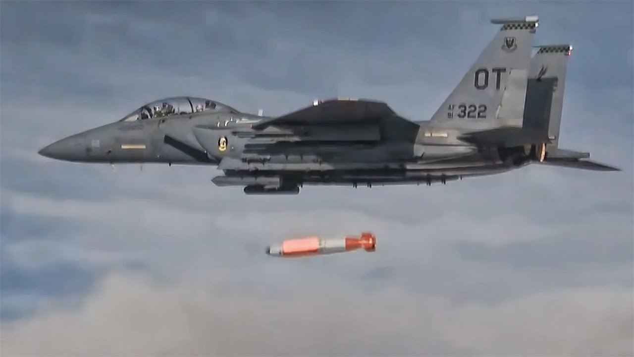 B61-12 Guided Standoff Nuclear Bomb • Test Drop - YouTube