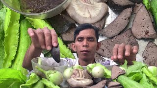 ហូបថ្លើមជ្រូក | Eating Pig Liver​ and Intestine Recipe So Yummy | Parents and Siblings